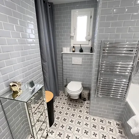 Lumineux Avec Jacuzzi A 60 M²